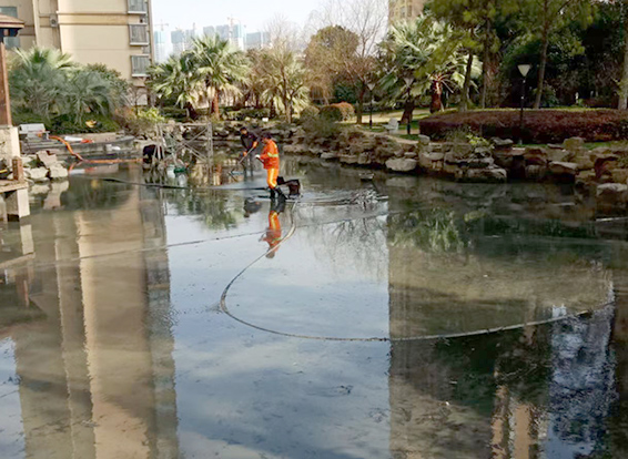 芝罘景观池淤泥清理