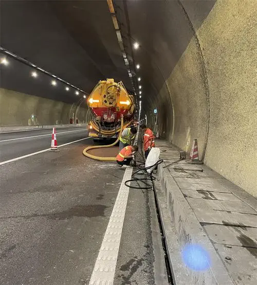 芝罘隧道排水渠清淤